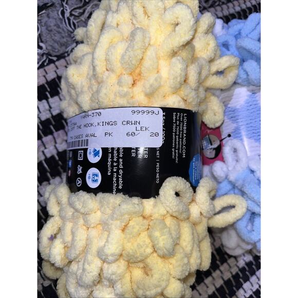 2 Lion Brand Yarns Off The Hook 3.5oz King's Crown Yellow Polyester 157 & Star - Picture 5 of 6